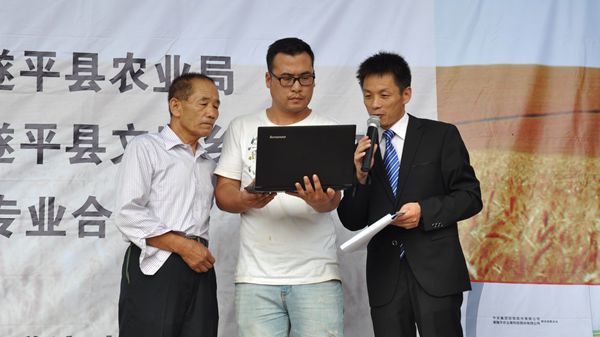 實(shí)施農(nóng)資公益助農(nóng) 惠及當(dāng)?shù)剞r(nóng)民群眾