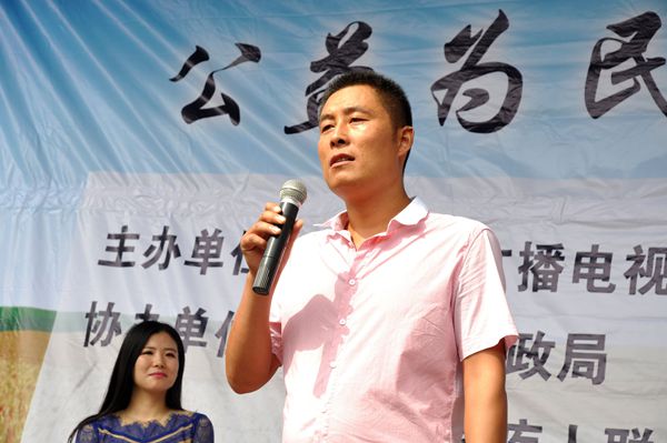 實(shí)施農(nóng)資公益助農(nóng) 惠及當(dāng)?shù)剞r(nóng)民群眾