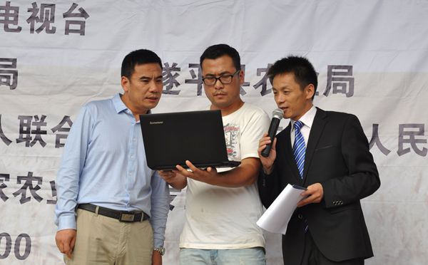 實(shí)施農(nóng)資公益助農(nóng) 惠及當(dāng)?shù)剞r(nóng)民群眾