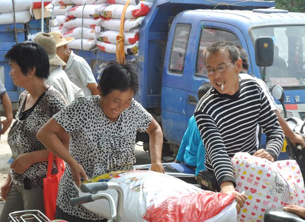 實(shí)施農(nóng)資公益助農(nóng) 惠及當(dāng)?shù)剞r(nóng)民群眾