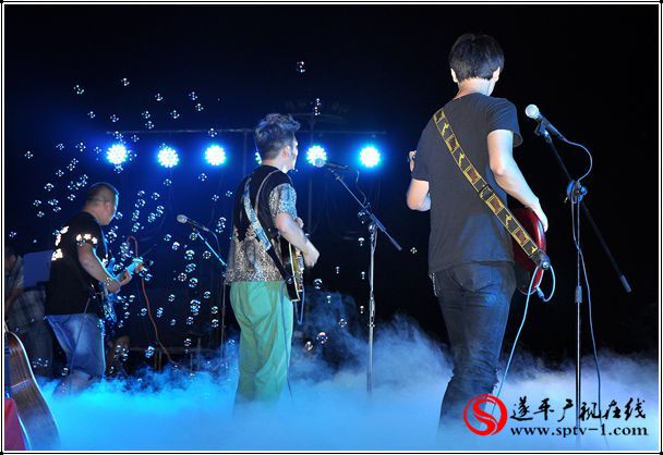 遂平船長(zhǎng)樂(lè)隊(duì)舉辦搖滾音樂(lè)節(jié)