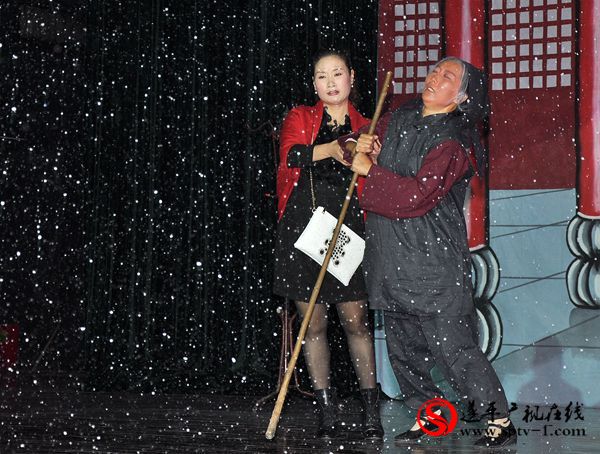 現代戲《打碗記》在我縣公演