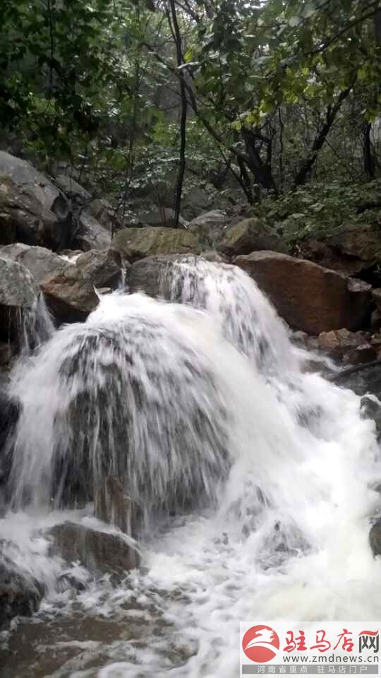 金頂山現飛流瀑布景觀