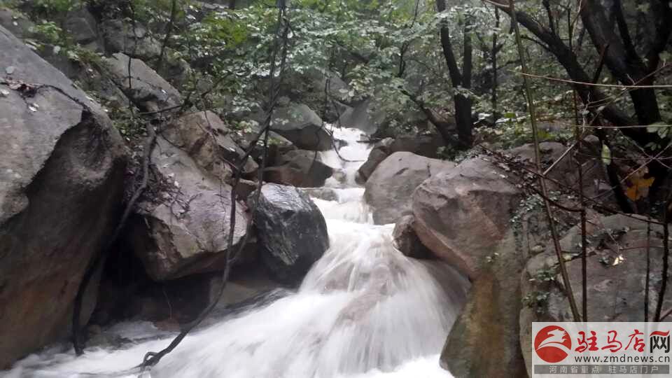 金頂山現飛流瀑布景觀