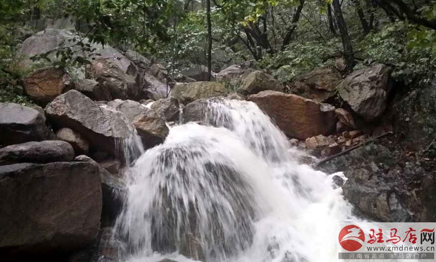 金頂山現飛流瀑布景觀
