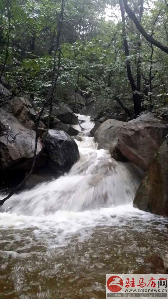 金頂山現飛流瀑布景觀