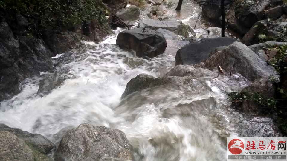 金頂山現飛流瀑布景觀