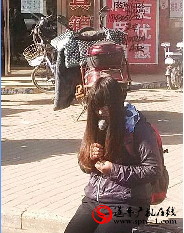 不像話女孩冒充學生，遂平街頭跪地乞討，可悲！
