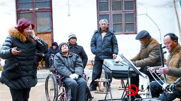 谷華：自費組建演出隊把快樂送給鄉親