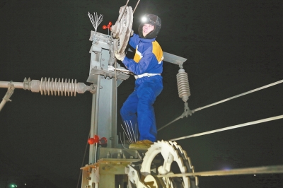 龍門供電工區工人高鐵“蜘蛛俠” 深夜檢修忙
