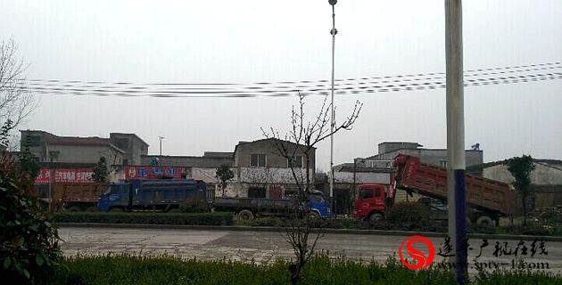 遂平西關大道北段的修車店長期占用公共道路