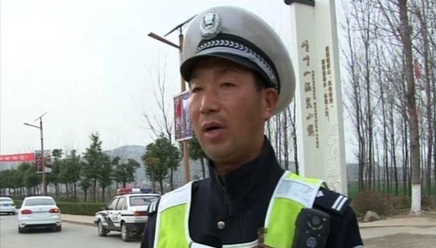 遂平：賞花正當時 交警執勤忙