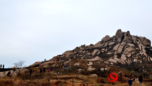 嵖岈山風(fēng)景區(qū)：清明節(jié)每天旅游人數(shù)達(dá)萬(wàn)人