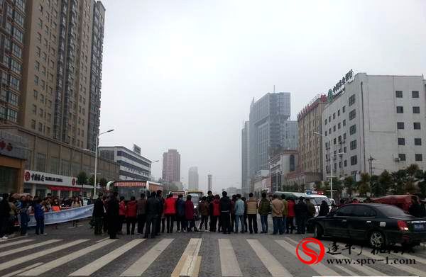 遂平恒泰.和家園一房兩賣事件升級 受害者怒堵建設路