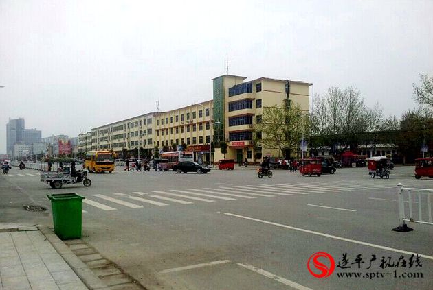 網(wǎng)友建議：建設(shè)路與富強路交叉口應(yīng)該安裝信號燈！