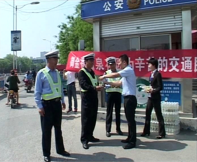 遂平：愛心企業(yè)“五一”勞動(dòng)節(jié)慰問(wèn)一線交警、環(huán)衛(wèi)工