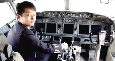 鄭州帥小伙27歲當上機長 稱最美風景是安全著陸