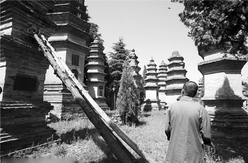 網傳少林寺塔林部分佛塔歪斜靠木桿支撐 是真的！