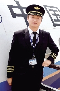 鄭州帥小伙27歲當上機長 稱最美風景是安全著陸