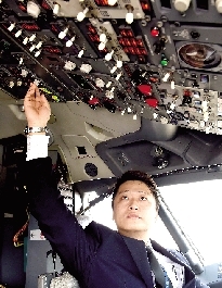 鄭州帥小伙27歲當上機長 稱最美風景是安全著陸