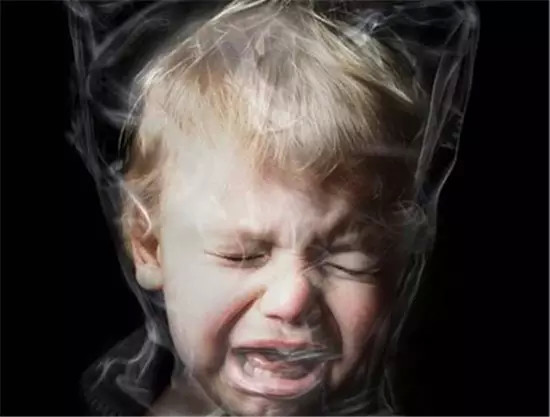 爸媽注意！3歲寶寶沒了命，只因媽媽做了這件蠢事！