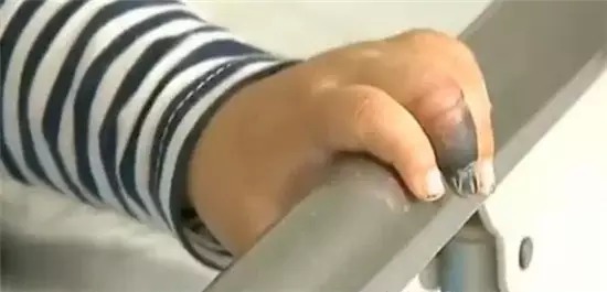 爸媽注意！3歲寶寶沒了命，只因媽媽做了這件蠢事！