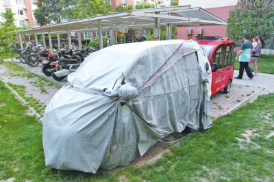 新奔馳成僵尸車！鄭州高檔小區僵尸車很多~