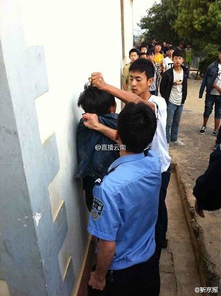 云南一學生遭2名警察暴打 同學赴派出所討說法