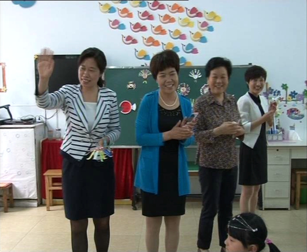 何冬、李全喜縣四大班子領導深入到城區部分幼兒園走訪慰問小朋友