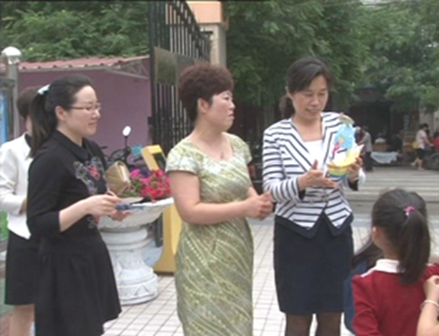 何冬、李全喜縣四大班子領導深入到城區部分幼兒園走訪慰問小朋友