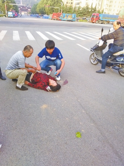 贊！老太摔下車昏迷不醒 高中生急救手法專業(yè)
