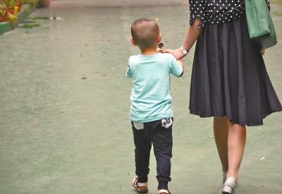 洛陽一幼兒園進(jìn)行防拐騙演練 一根香蕉騙走多名小朋友
