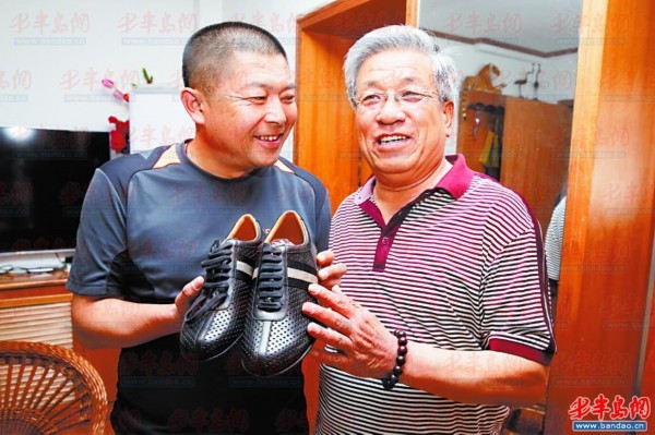&quot;新兵&quot;獲贈棉鞋尋恩36年 三次來青終見老連長