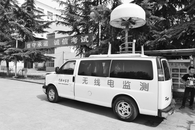高考首日大學(xué)生為考生送西瓜特警持槍“保駕”