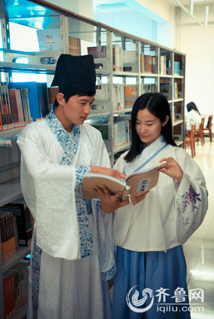 煙臺一高校重溫端午習俗 上演“漢服大片”