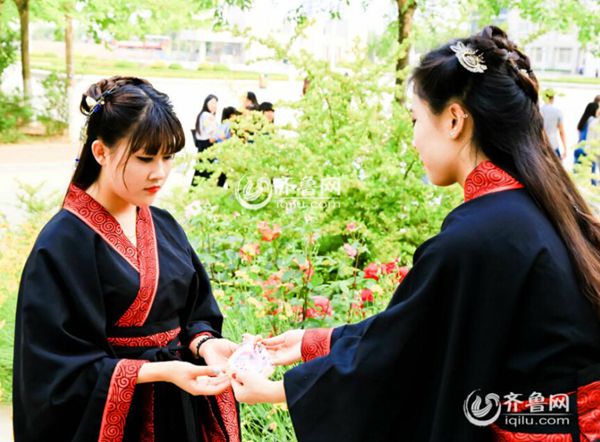 煙臺一高校重溫端午習俗 上演“漢服大片”
