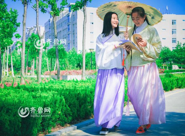 煙臺一高校重溫端午習俗 上演“漢服大片”