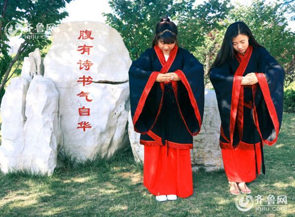 煙臺一高校重溫端午習俗 上演“漢服大片”