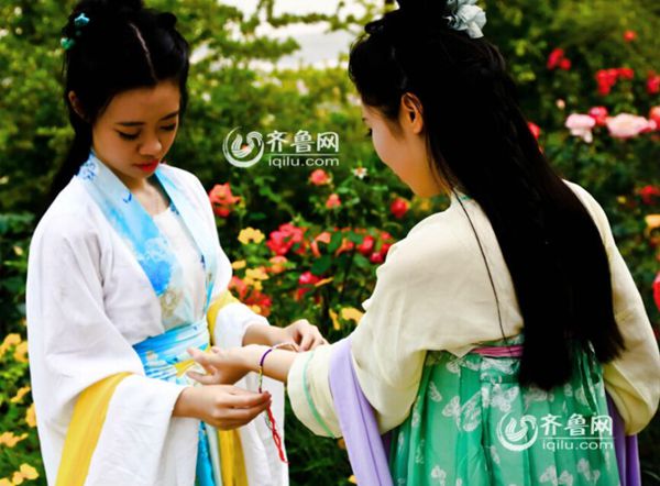 煙臺一高校重溫端午習俗 上演“漢服大片”