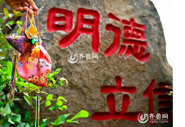 煙臺一高校重溫端午習俗 上演“漢服大片”