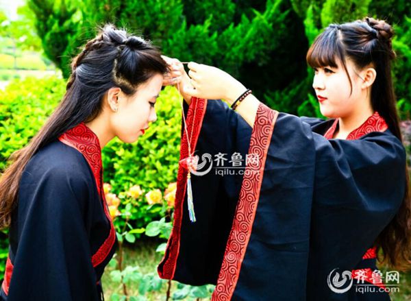 煙臺一高校重溫端午習俗 上演“漢服大片”