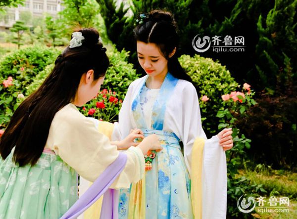 煙臺一高校重溫端午習俗 上演“漢服大片”