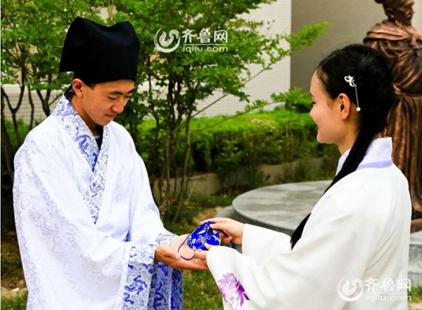 煙臺一高校重溫端午習俗 上演“漢服大片”