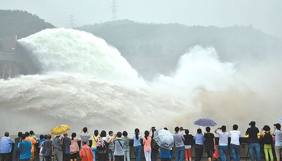 小浪底調水調沙現場 游客冒雨看“飛龍”