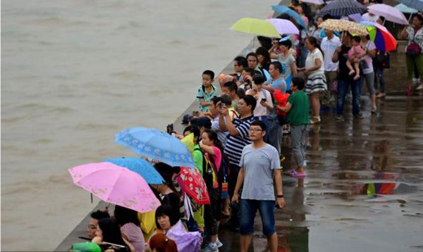 小浪底調水調沙現場 游客冒雨看“飛龍”