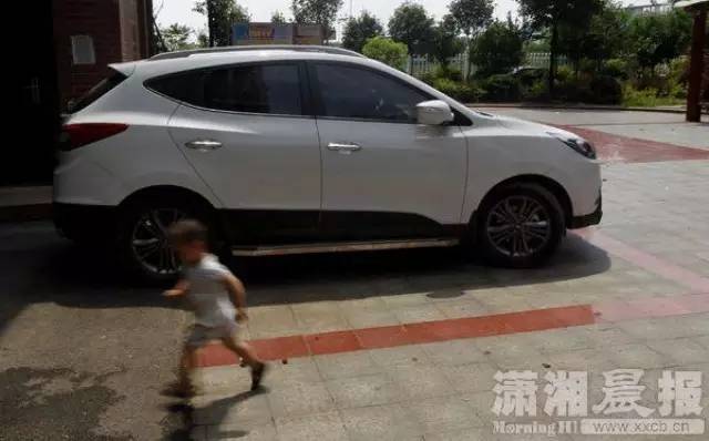 慘！4歲男童正午被鎖車中身亡 車窗上全是手印