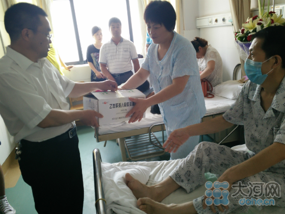 開封割肝救夫女子出院 552克肝在丈夫體內(nèi)長(zhǎng)到1千克