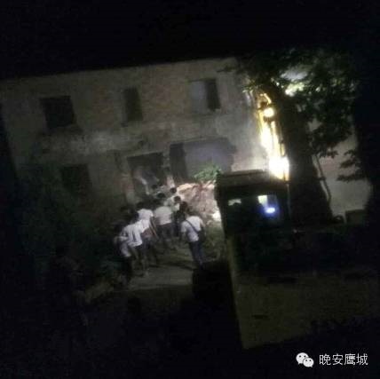 河南母子稱深夜被人闖入家中打昏抬走 房屋遭強拆