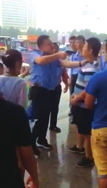 山東警察推搡中拔槍指男子頭：想襲警？歡迎啊！