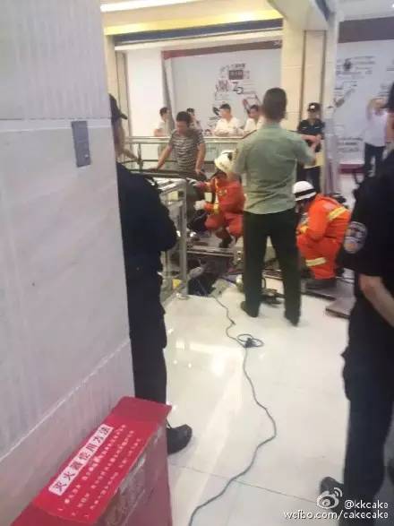 恐怖實(shí)拍：女子被攪入商場電梯身亡，最后一刻托起兒子！